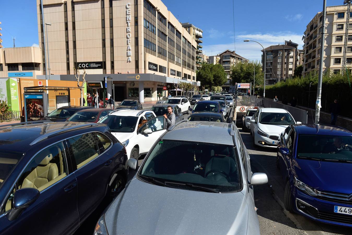 El caos de tráfico se impuso ayer en torno a las 9 de la mañana y poco antes de las 2 de la tarde, coincidiendo con las horas de entrada y salida de los alumnos de los dos colegios ubicados en ambos extremos de la nueva avenida Alfonso X