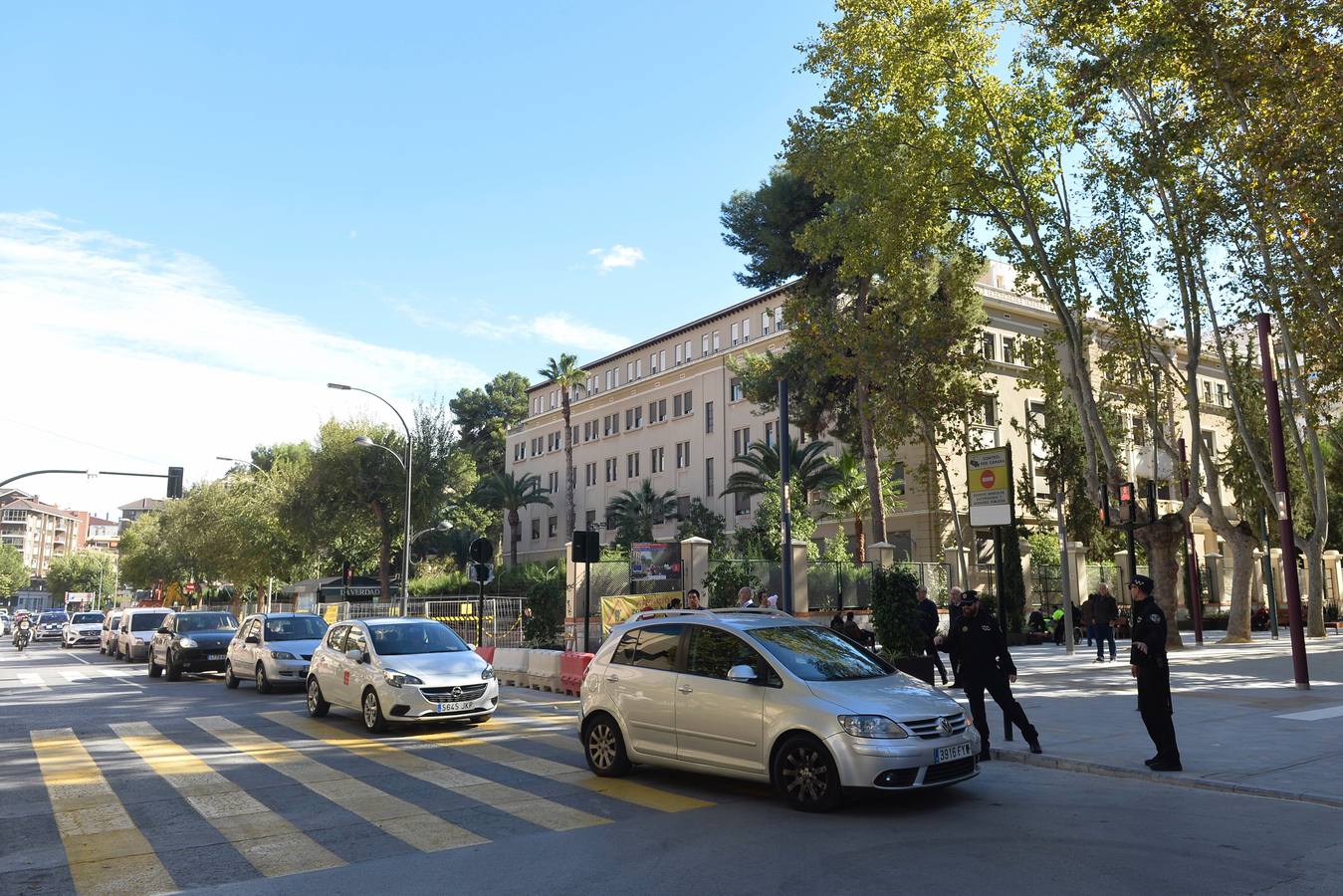 El caos de tráfico se impuso ayer en torno a las 9 de la mañana y poco antes de las 2 de la tarde, coincidiendo con las horas de entrada y salida de los alumnos de los dos colegios ubicados en ambos extremos de la nueva avenida Alfonso X