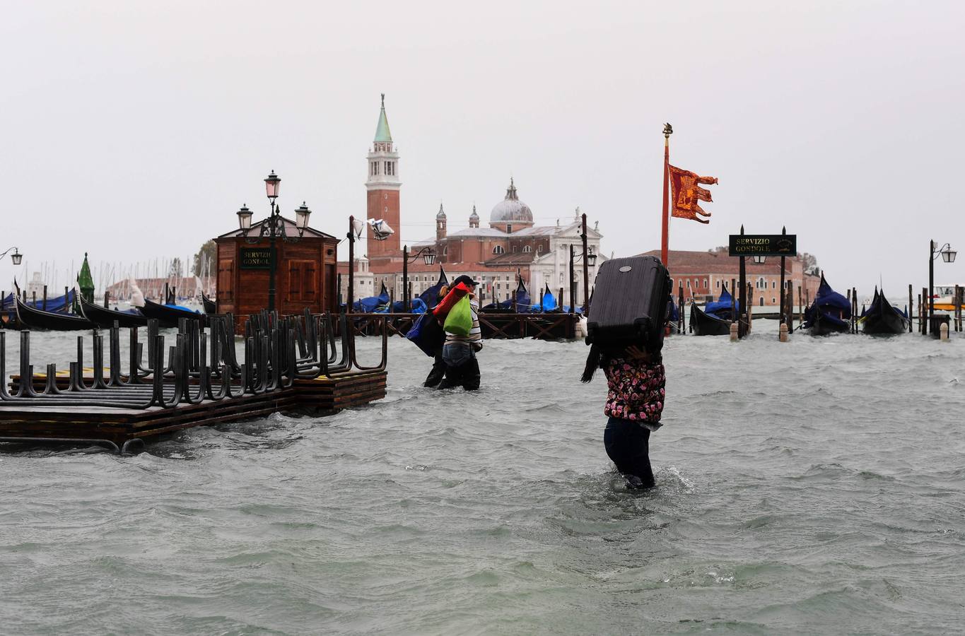 Los turistas se llevarán una anécdota y los residentes unos días de pesadilla. El agua inunda las calles de Venecia tras el paso de un fuerte temporal con intensas lluvias que han provocado el cierre de escuelas, varias carreteras y algunas conexiones ferroviarias.