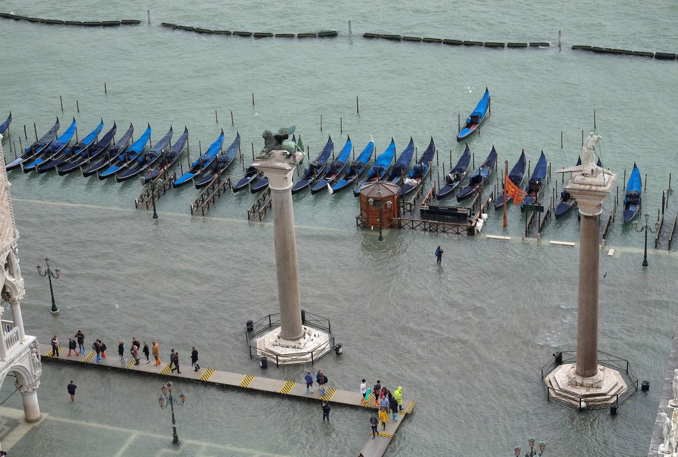 Los turistas se llevarán una anécdota y los residentes unos días de pesadilla. El agua inunda las calles de Venecia tras el paso de un fuerte temporal con intensas lluvias que han provocado el cierre de escuelas, varias carreteras y algunas conexiones ferroviarias.