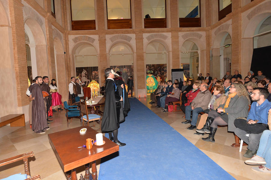 El antiguo convento de San Francisco perfectamente ambientado acogió esta anoche la representación de Don Juan Tenorio. Cincuenta actores, cuatro escenarios y unas 400 personas pudieron disfrutar de la obra, que volvió a ser una alternativa a la noche de Halloween.