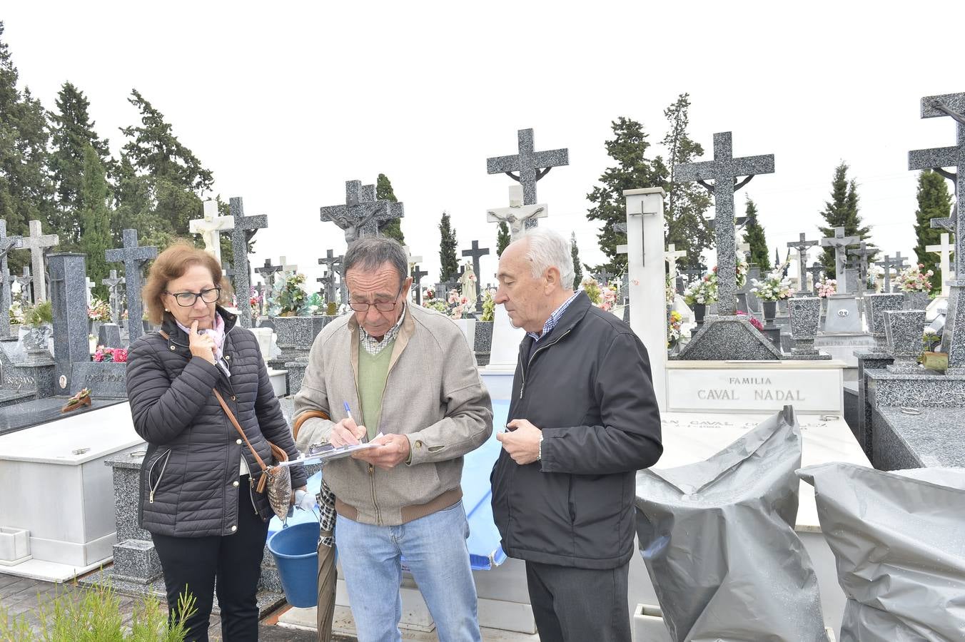 El día de Todos los Santos sigue siendo por excelencia la fecha más demandada para que los murcianos visiten los cementerios del municipio, los de pedanías y, en especial, el de Nuestro Padre Jesús, para cumplir con la tradición de llevar flores y rezar unas oraciones por los fieles difuntos.