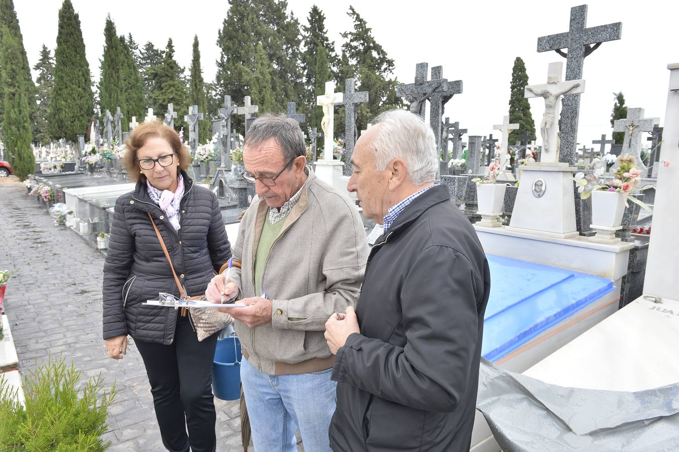 El día de Todos los Santos sigue siendo por excelencia la fecha más demandada para que los murcianos visiten los cementerios del municipio, los de pedanías y, en especial, el de Nuestro Padre Jesús, para cumplir con la tradición de llevar flores y rezar unas oraciones por los fieles difuntos.