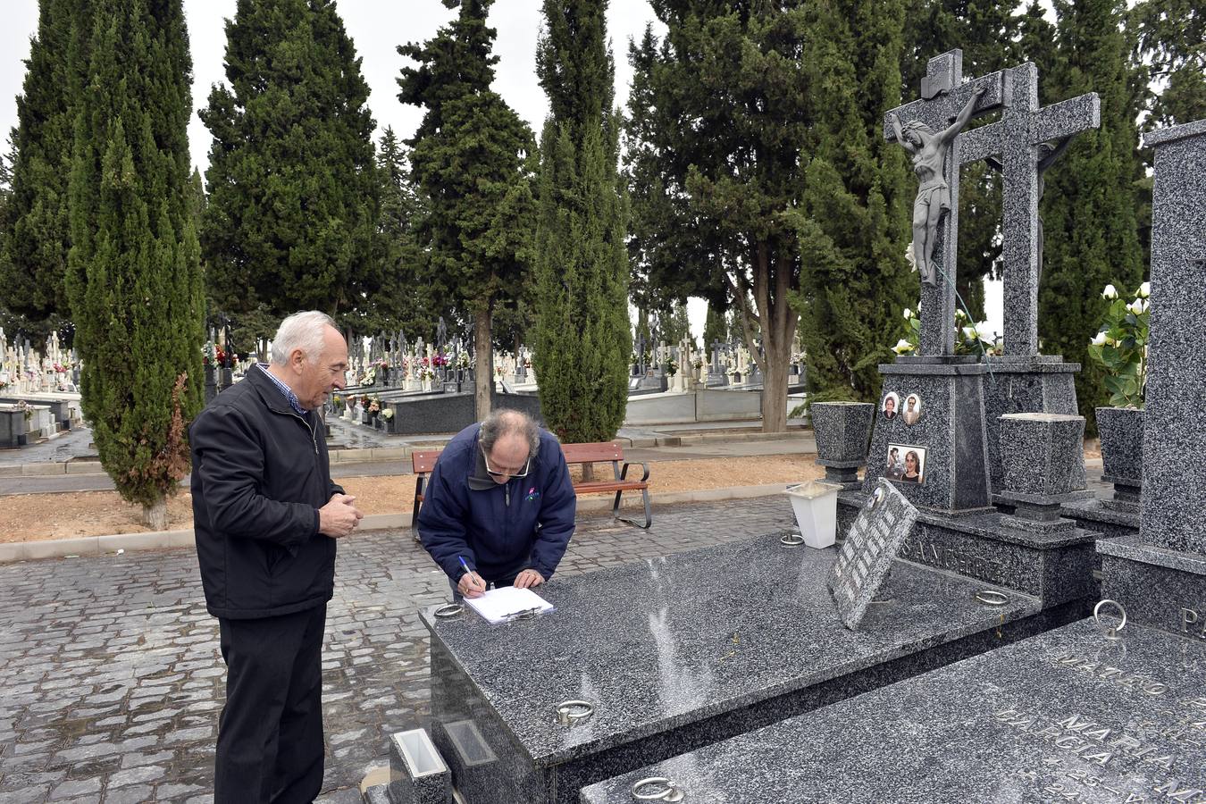 El día de Todos los Santos sigue siendo por excelencia la fecha más demandada para que los murcianos visiten los cementerios del municipio, los de pedanías y, en especial, el de Nuestro Padre Jesús, para cumplir con la tradición de llevar flores y rezar unas oraciones por los fieles difuntos.