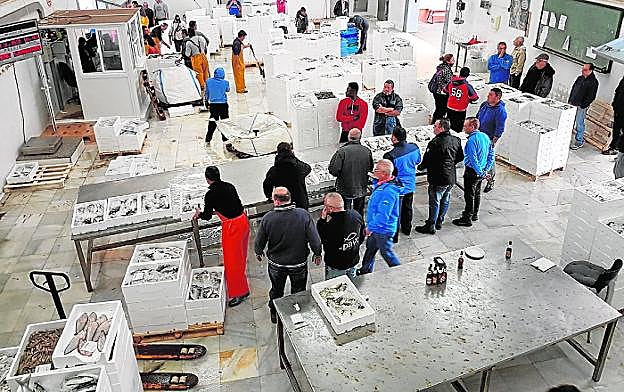 La lonja de Lo Pagán trabajando ayer a pleno rendimiento debido a la 'racha'. 