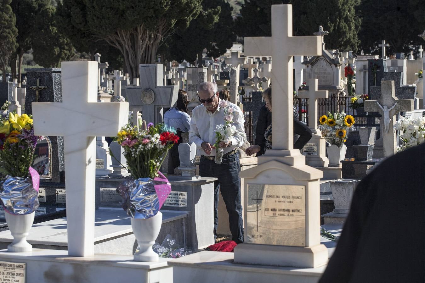 Cientos de personas acudieron con un día de antelación a limpiar y adornar las tumbas en las que reposan sus seres queridos.