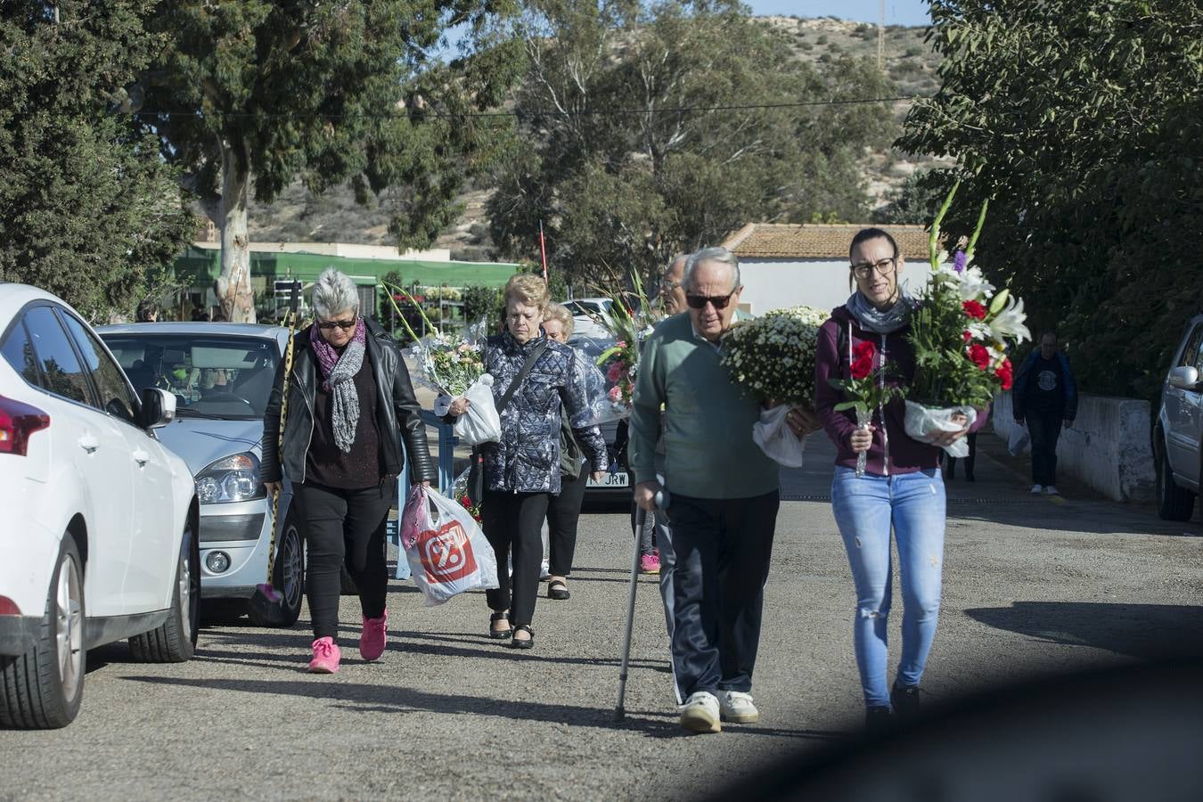 Cientos de personas acudieron con un día de antelación a limpiar y adornar las tumbas en las que reposan sus seres queridos.