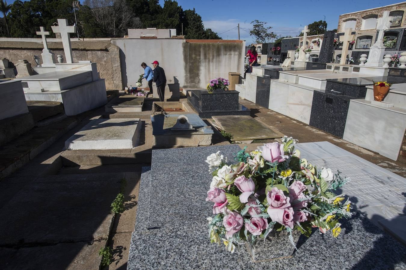 Cientos de personas acudieron con un día de antelación a limpiar y adornar las tumbas en las que reposan sus seres queridos.