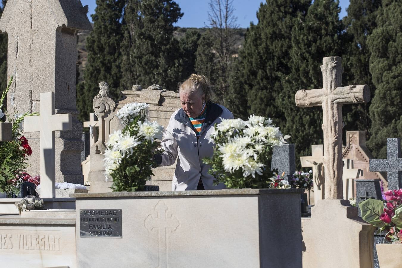 Cientos de personas acudieron con un día de antelación a limpiar y adornar las tumbas en las que reposan sus seres queridos.