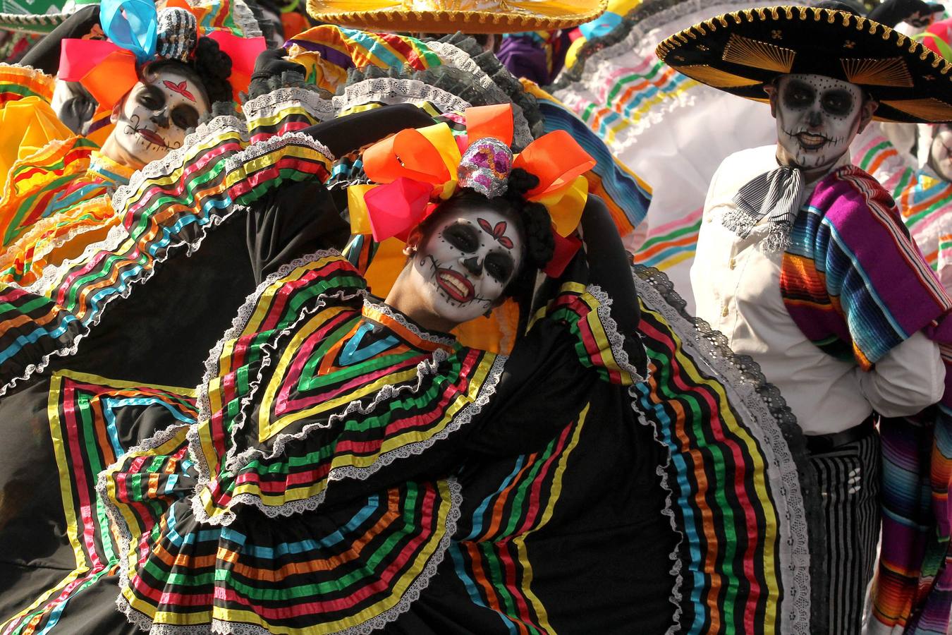 México inicia su conmemoración por el 'Día de Muertos' con un multitudinario desfile en el que la muerte ha sido representada con todos los colores y las formas posibles.
