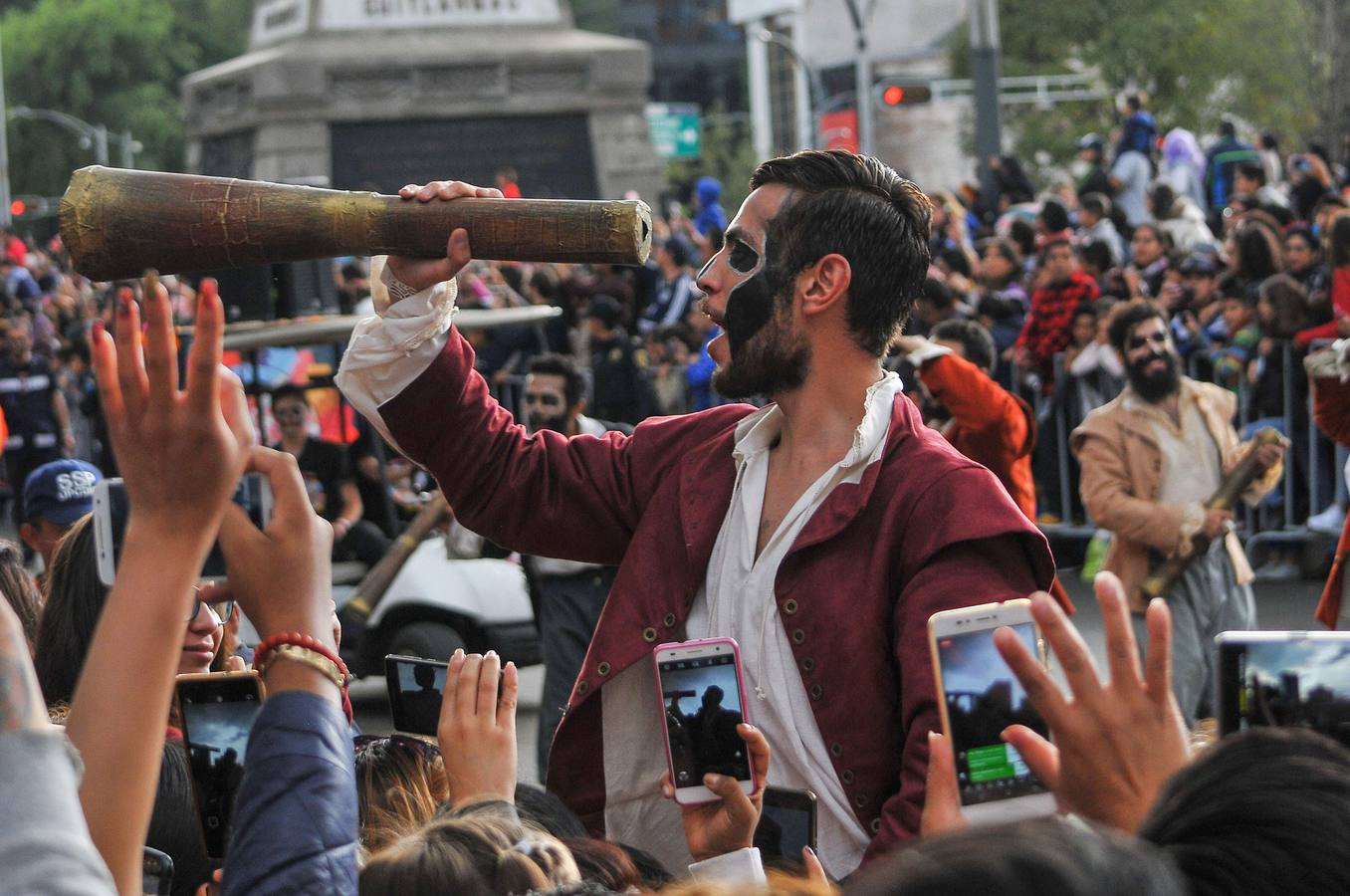México inicia su conmemoración por el 'Día de Muertos' con un multitudinario desfile en el que la muerte ha sido representada con todos los colores y las formas posibles.
