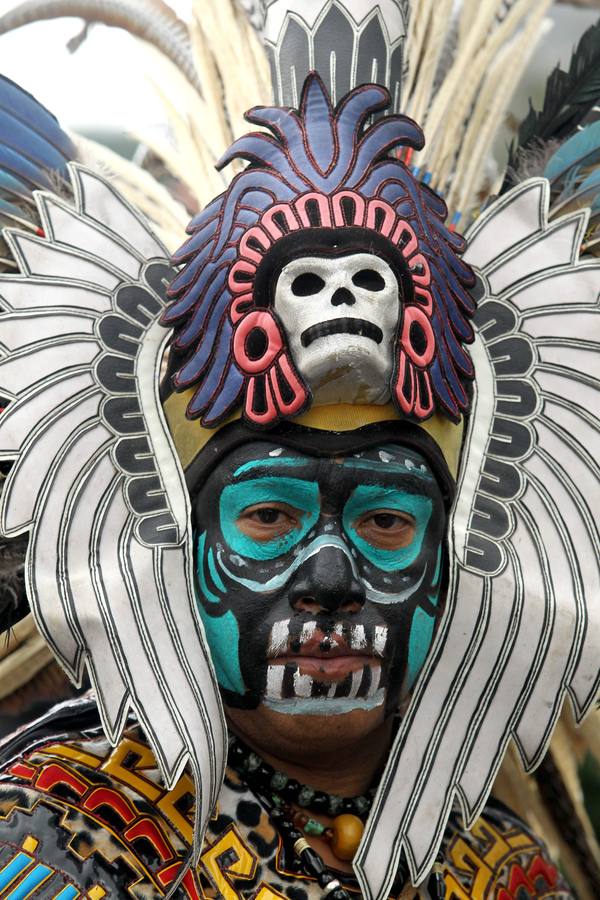 México inicia su conmemoración por el 'Día de Muertos' con un multitudinario desfile en el que la muerte ha sido representada con todos los colores y las formas posibles.