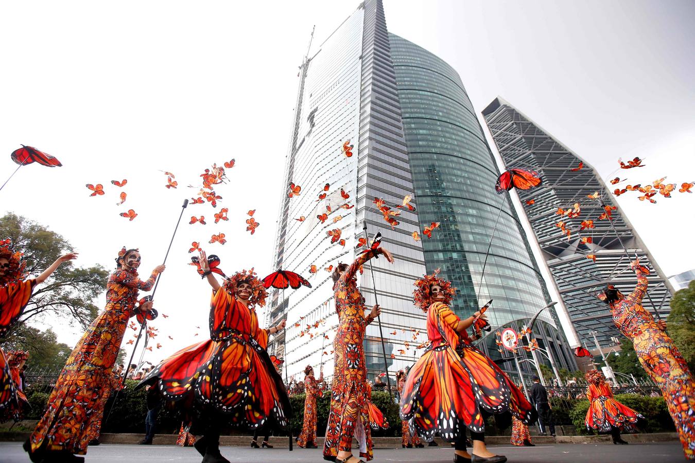 México inicia su conmemoración por el 'Día de Muertos' con un multitudinario desfile en el que la muerte ha sido representada con todos los colores y las formas posibles.