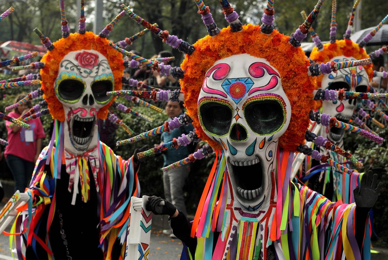 México inicia su conmemoración por el 'Día de Muertos' con un multitudinario desfile en el que la muerte ha sido representada con todos los colores y las formas posibles.