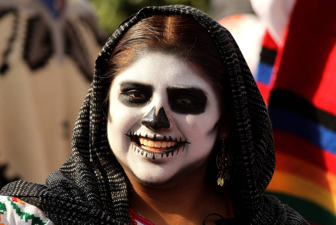 México inicia su conmemoración por el 'Día de Muertos' con un multitudinario desfile en el que la muerte ha sido representada con todos los colores y las formas posibles.