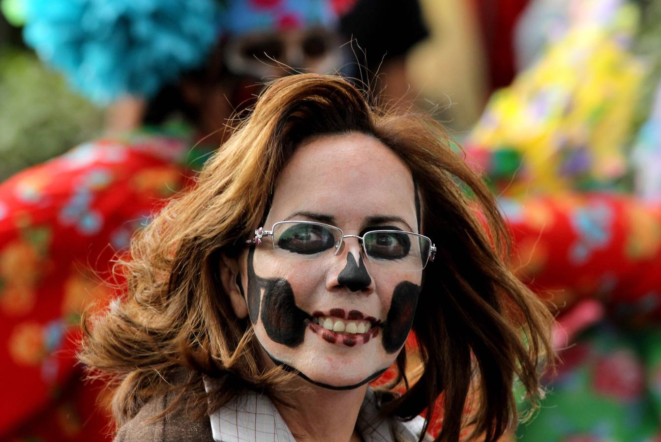 México inicia su conmemoración por el 'Día de Muertos' con un multitudinario desfile en el que la muerte ha sido representada con todos los colores y las formas posibles.