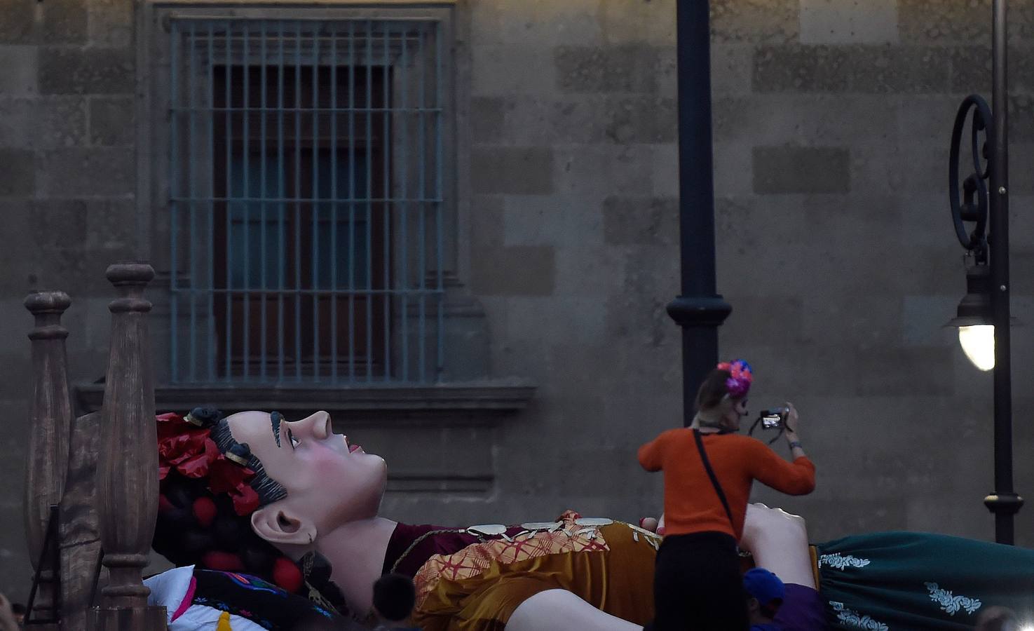 México inicia su conmemoración por el 'Día de Muertos' con un multitudinario desfile en el que la muerte ha sido representada con todos los colores y las formas posibles.