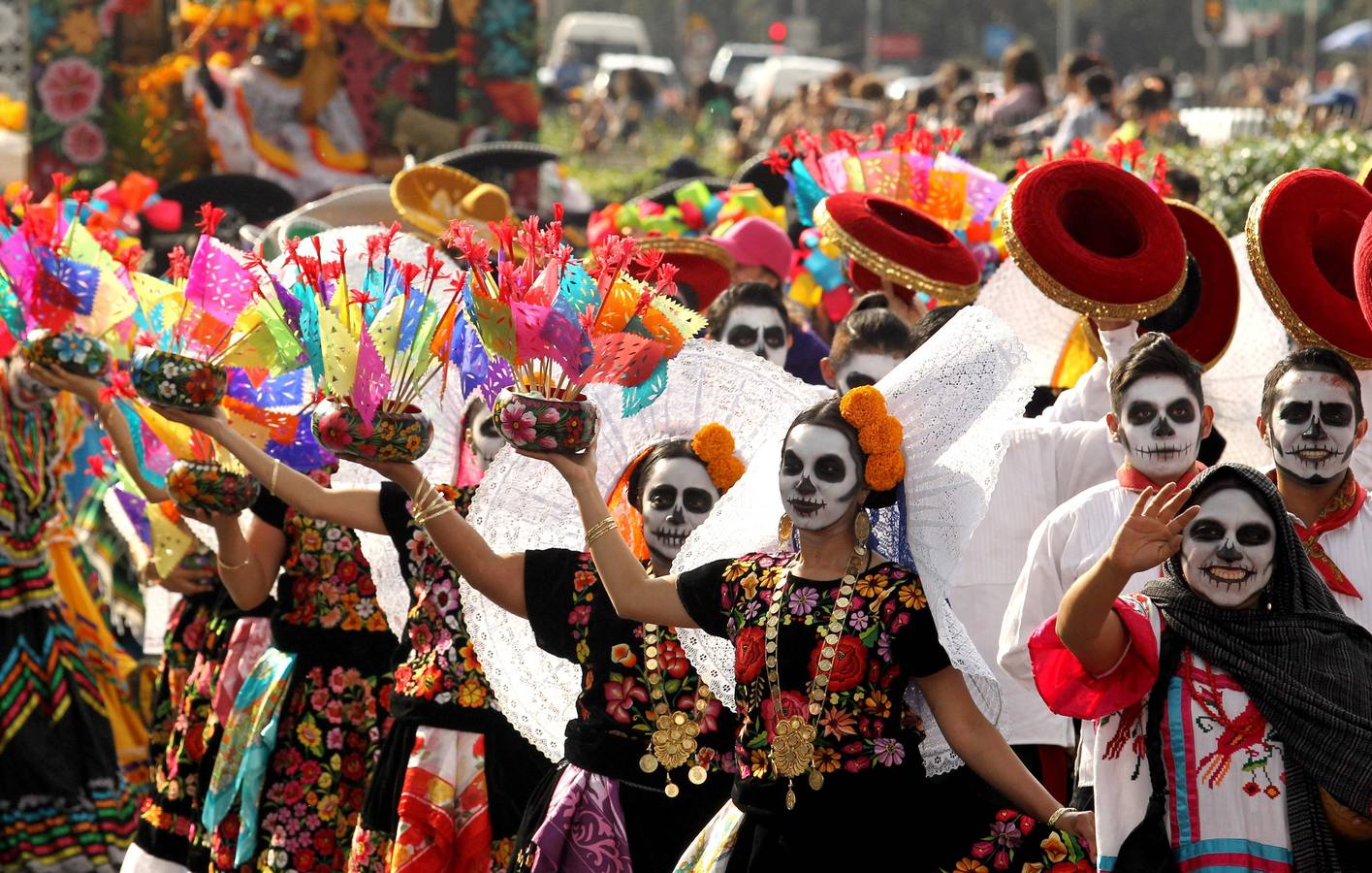 México inicia su conmemoración por el 'Día de Muertos' con un multitudinario desfile en el que la muerte ha sido representada con todos los colores y las formas posibles.