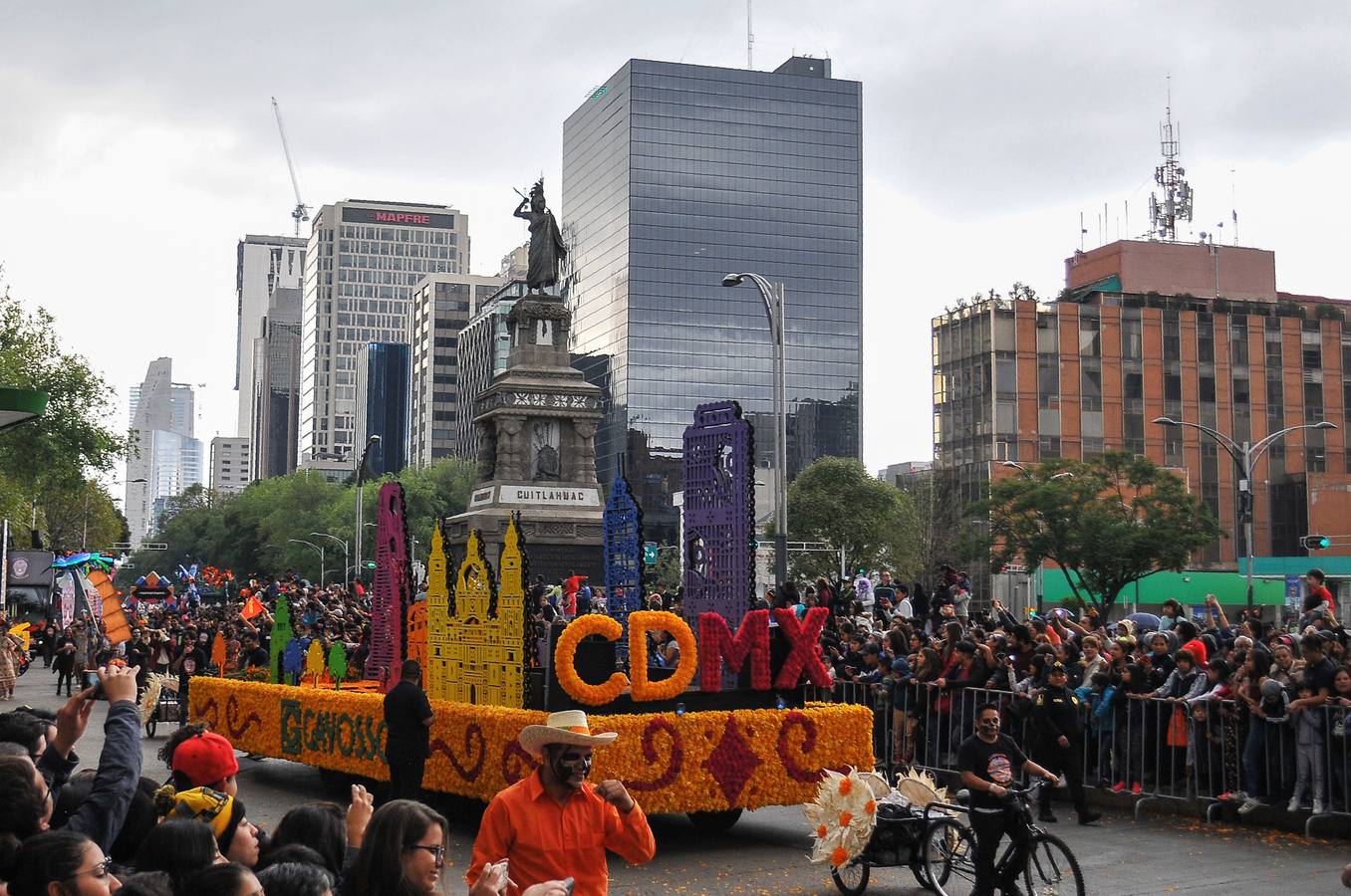 México inicia su conmemoración por el 'Día de Muertos' con un multitudinario desfile en el que la muerte ha sido representada con todos los colores y las formas posibles.