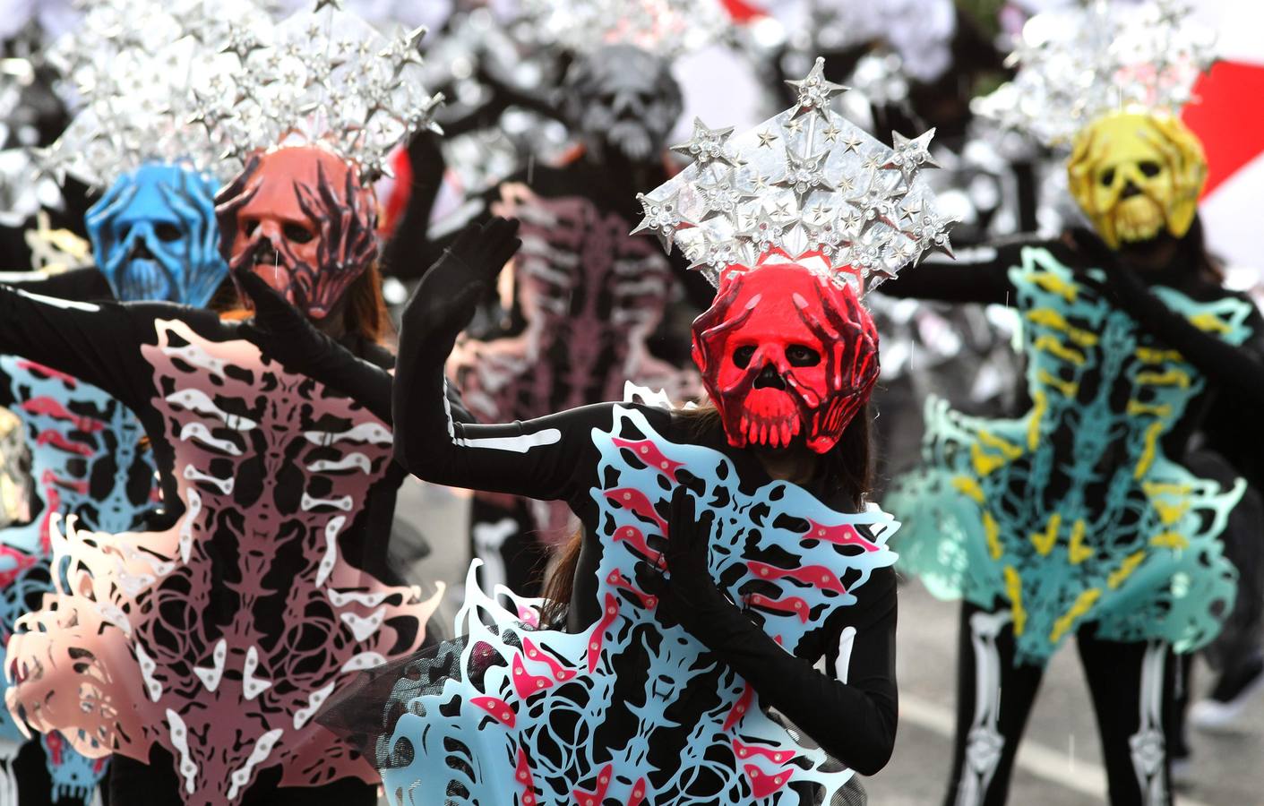 México inicia su conmemoración por el 'Día de Muertos' con un multitudinario desfile en el que la muerte ha sido representada con todos los colores y las formas posibles.