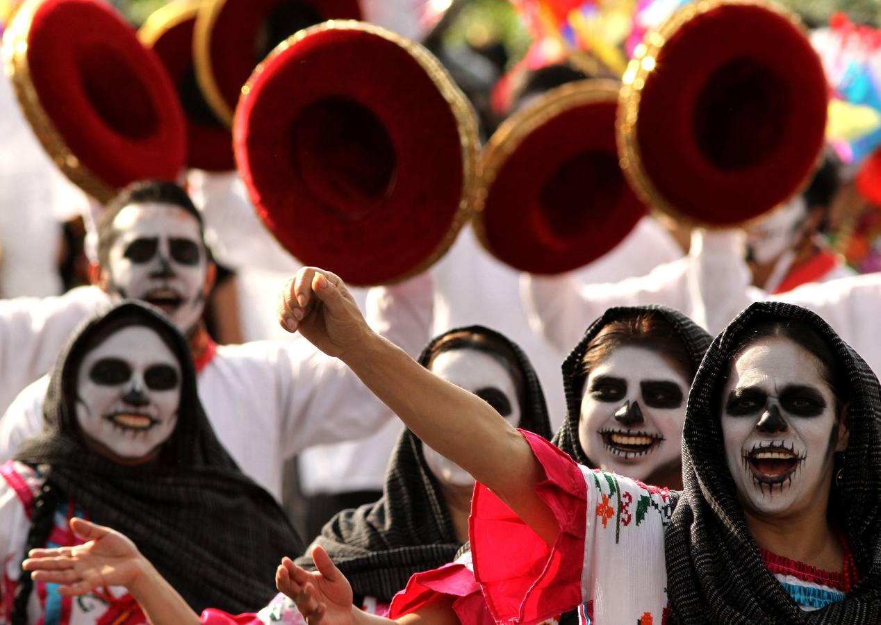 México inicia su conmemoración por el 'Día de Muertos' con un multitudinario desfile en el que la muerte ha sido representada con todos los colores y las formas posibles.