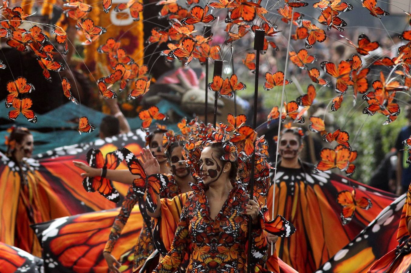 México inicia su conmemoración por el 'Día de Muertos' con un multitudinario desfile en el que la muerte ha sido representada con todos los colores y las formas posibles.