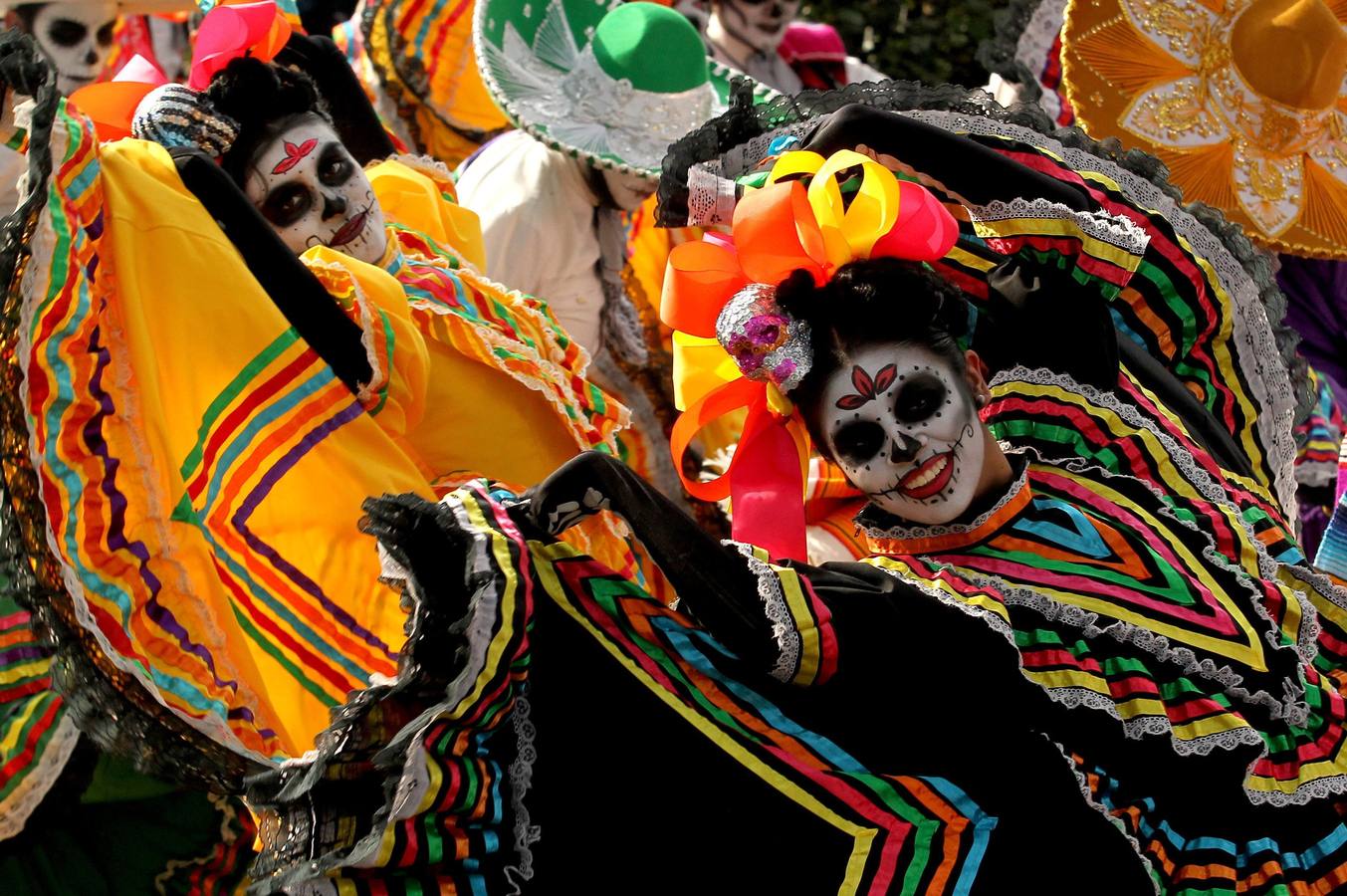 México inicia su conmemoración por el 'Día de Muertos' con un multitudinario desfile en el que la muerte ha sido representada con todos los colores y las formas posibles.