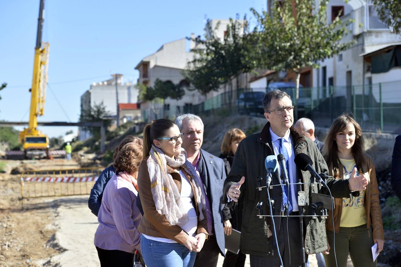 Los operarios instalaron este miércoles un paso peatonal que permitirá a los vecinos de Los Ramos cruzar por rampas suaves y más accesibles 