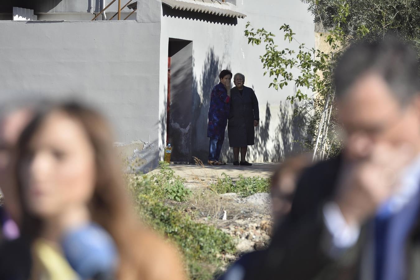 Los operarios instalaron este miércoles un paso peatonal que permitirá a los vecinos de Los Ramos cruzar por rampas suaves y más accesibles 