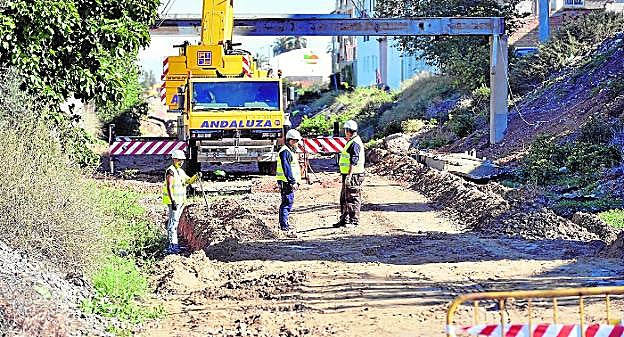 Operarios trabajan en las obras de la Vía Verde a la altura de Los Ramos, ayer. 