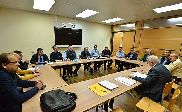 El concejal de Hacienda, Contratación y Movilidad Urbana, Eduardo Martínez-Oliva, a la derecha, y enfrente, representantes de las distintas asociaciones del taxi. 