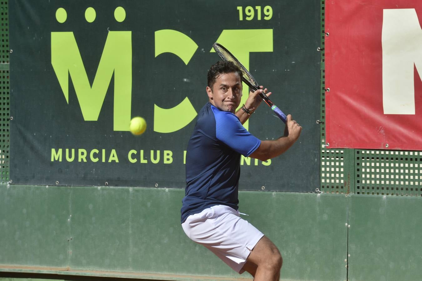 El tenista murciano logro imponerse a Álvaro López (3-6, 6-4, 6-4) en su partido de la final