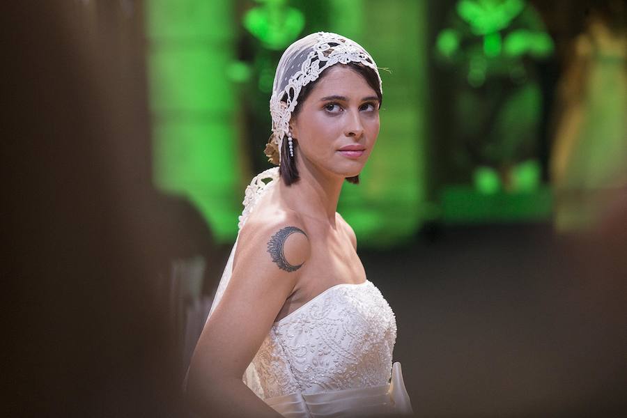 Un desfile de moda, cuyos participantes se sobrepusieron a la lluvia otoñal que amenazó en algún momento su celebración ante el Palacio Consistorial, coronó ayer la Semana del Comercio de Cartagena