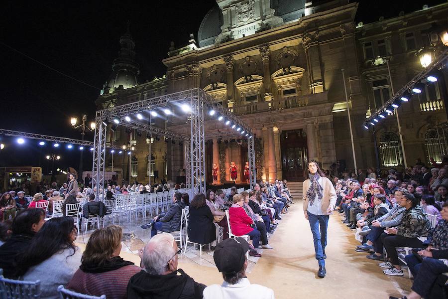 Un desfile de moda, cuyos participantes se sobrepusieron a la lluvia otoñal que amenazó en algún momento su celebración ante el Palacio Consistorial, coronó ayer la Semana del Comercio de Cartagena