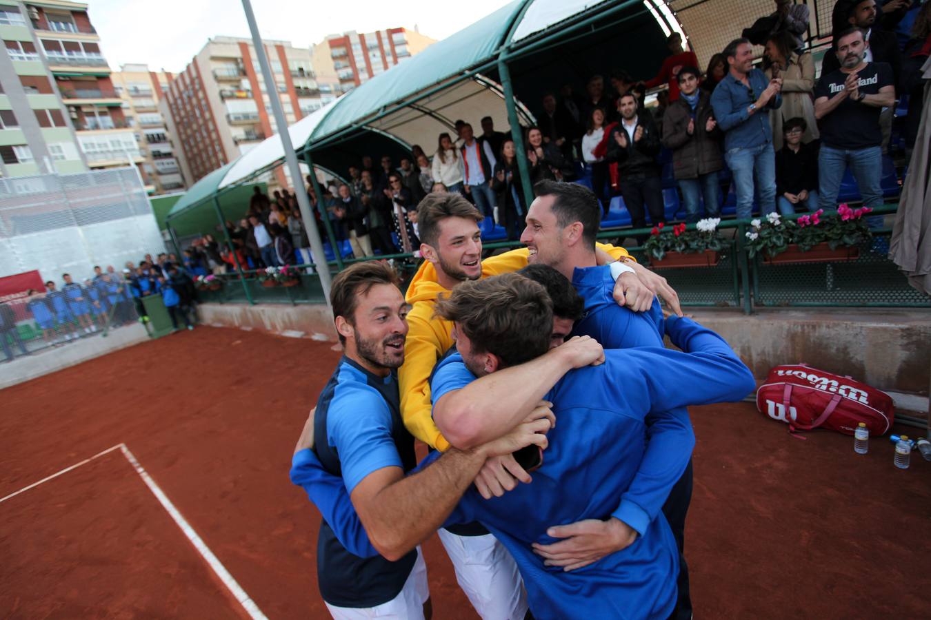El equipo murciano se impone al Barcino por cuatro victorias a tres y logra hacer historia al conseguir por primera vez el título de campeón nacional