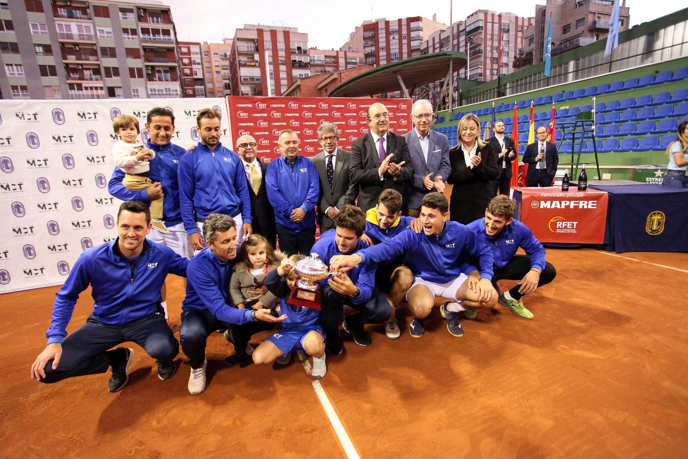 El equipo murciano se impone al Barcino por cuatro victorias a tres y logra hacer historia al conseguir por primera vez el título de campeón nacional