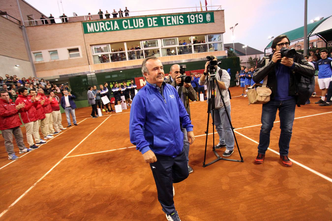 El equipo murciano se impone al Barcino por cuatro victorias a tres y logra hacer historia al conseguir por primera vez el título de campeón nacional