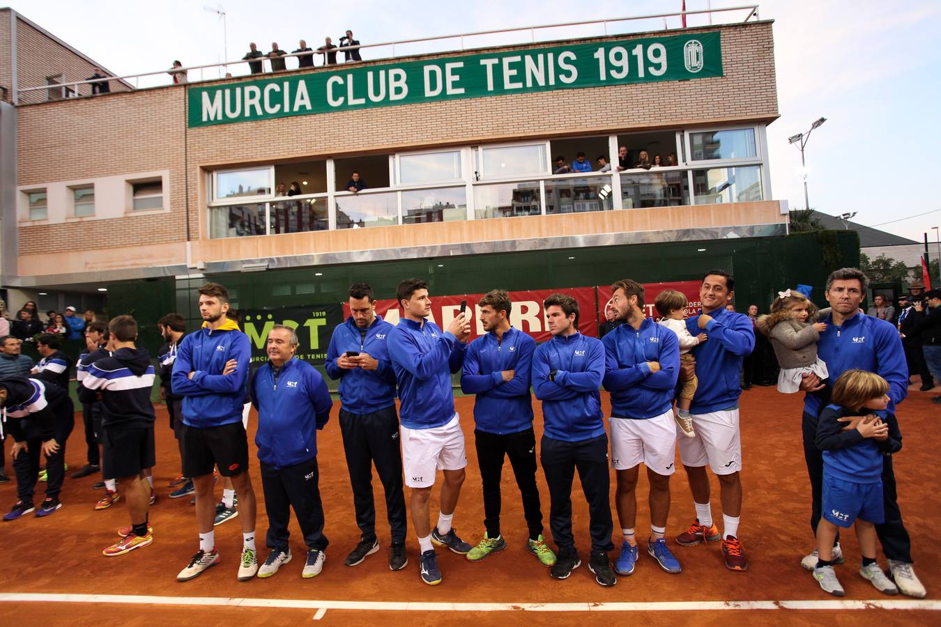El equipo murciano se impone al Barcino por cuatro victorias a tres y logra hacer historia al conseguir por primera vez el título de campeón nacional