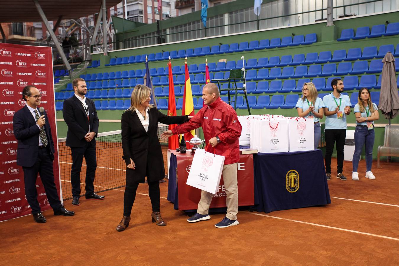 El equipo murciano se impone al Barcino por cuatro victorias a tres y logra hacer historia al conseguir por primera vez el título de campeón nacional