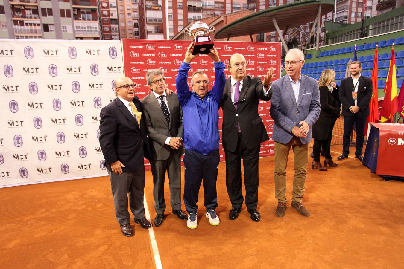 El equipo murciano se impone al Barcino por cuatro victorias a tres y logra hacer historia al conseguir por primera vez el título de campeón nacional