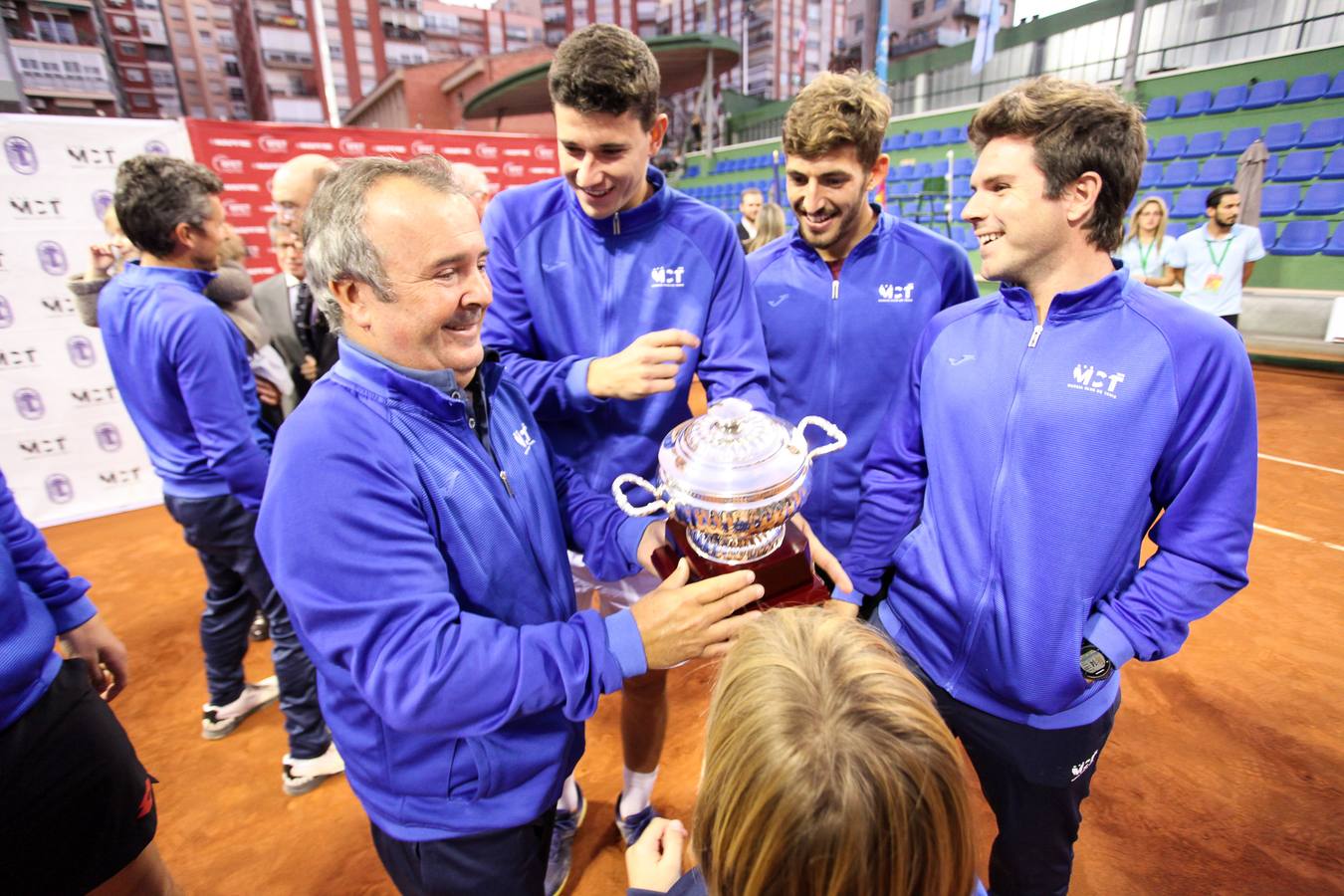 El equipo murciano se impone al Barcino por cuatro victorias a tres y logra hacer historia al conseguir por primera vez el título de campeón nacional