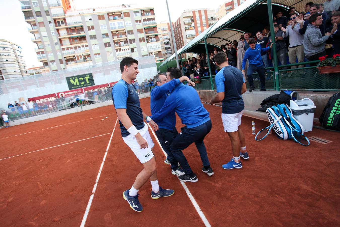 El equipo murciano se impone al Barcino por cuatro victorias a tres y logra hacer historia al conseguir por primera vez el título de campeón nacional