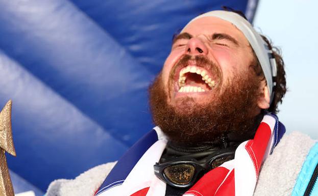 El deportista Ross Edgley, de 33 años, celebrando tras dar la vuelta a Gran Bretaña a nado.