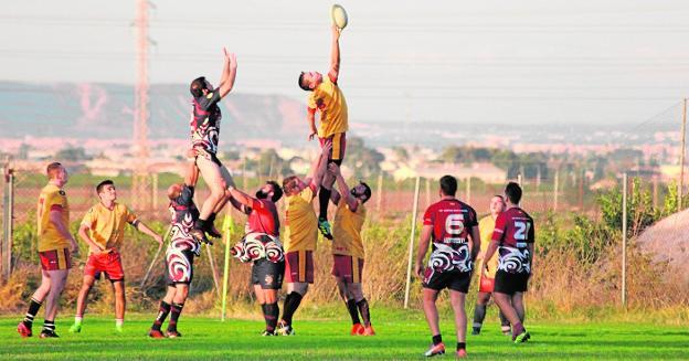 Un lance del partido disputado en el campo de La Asomada entre el Club Universitario de Cartagena y el XV Murcia. 