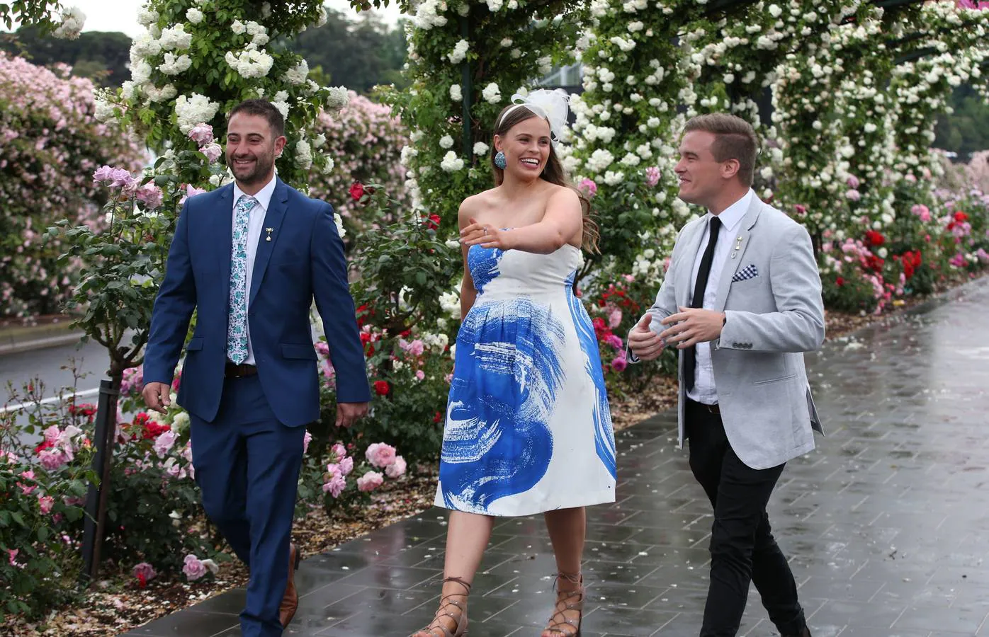 Aficionados a las carreras llegan a la Copa Lexus Melbourne, como parte del Carnaval de la Melbourne Cup, en el hipódromo de Flemington de Melbourne (Australia), donde los caballos son sólo una excusa para lucir pamelas, disfrutar del lujo y competir por el modelito más fashion. 