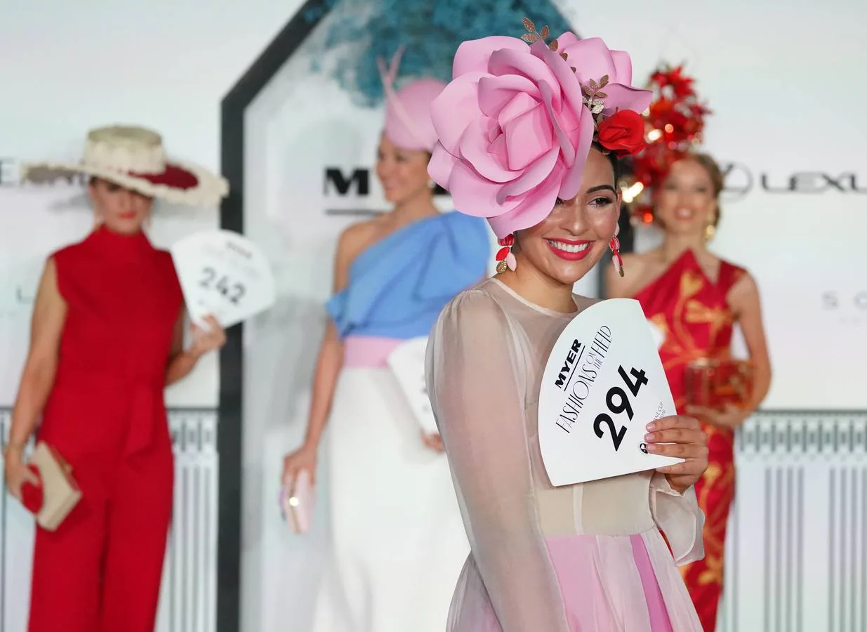Aficionados a las carreras llegan a la Copa Lexus Melbourne, como parte del Carnaval de la Melbourne Cup, en el hipódromo de Flemington de Melbourne (Australia), donde los caballos son sólo una excusa para lucir pamelas, disfrutar del lujo y competir por el modelito más fashion. 