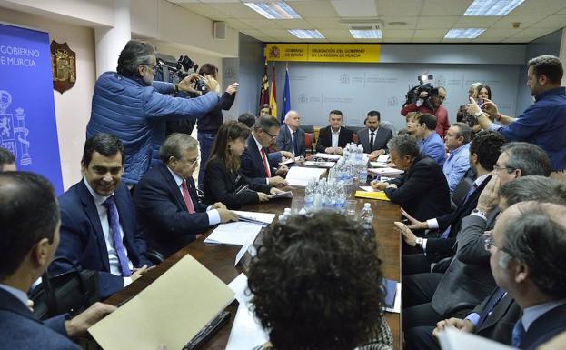 Reunión de la Comisión Social de Seguimiento de las Obras de Soterramiento del Ferrocarril durante este miércoles.