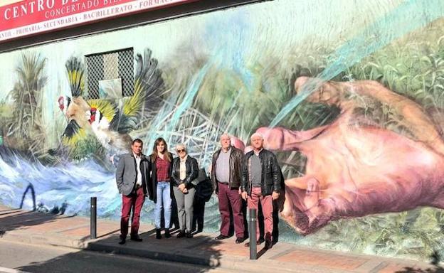 Visita oficial del Ayuntamiento al mural ubicado en la avenida Pintor Sobejano.