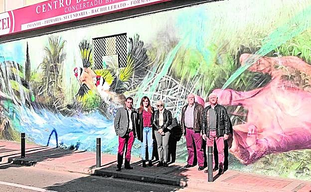 Representantes políticos y técnicos, ayer, junto al nuevo mural de San Antolín. 