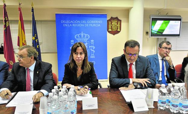 La presidenta de Adif, Isabel Pardo de Vera, flanqueada por Patricio Valverde (i) y Diego Conesa; a la derecha, José Ballesta. agm